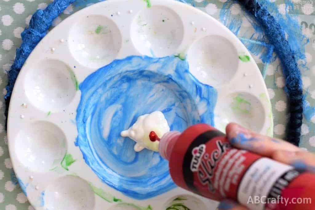 Mixing pink and white fabric paint on a paint mixing palette