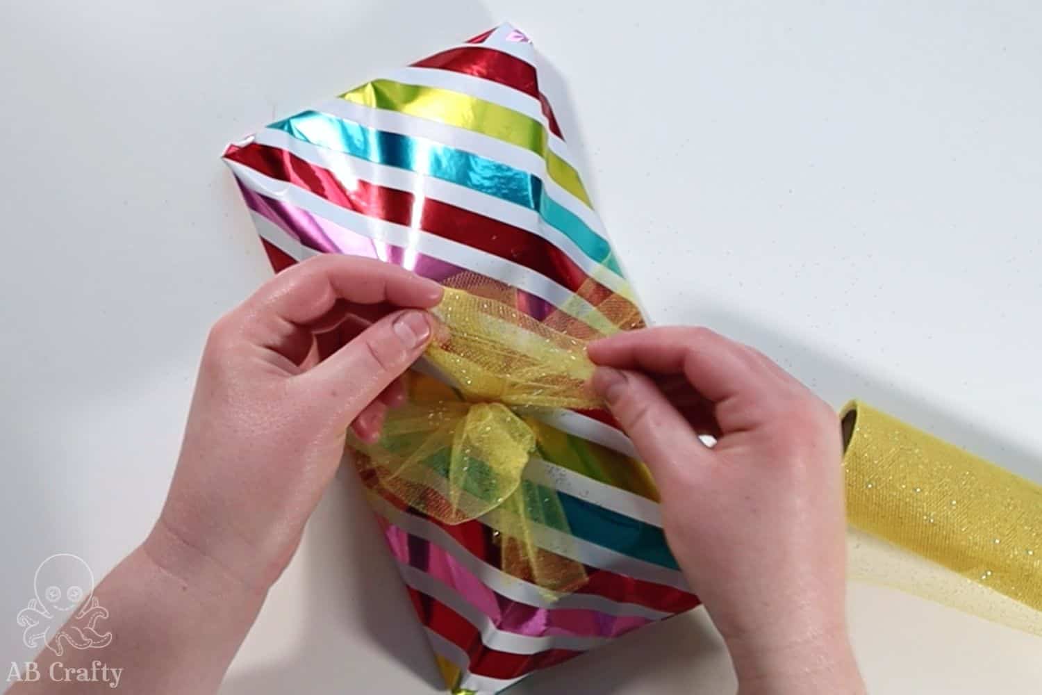 The simple way to wrap round gifts 🎁 cut enough paper to wrap around , How To Wrap A Presents