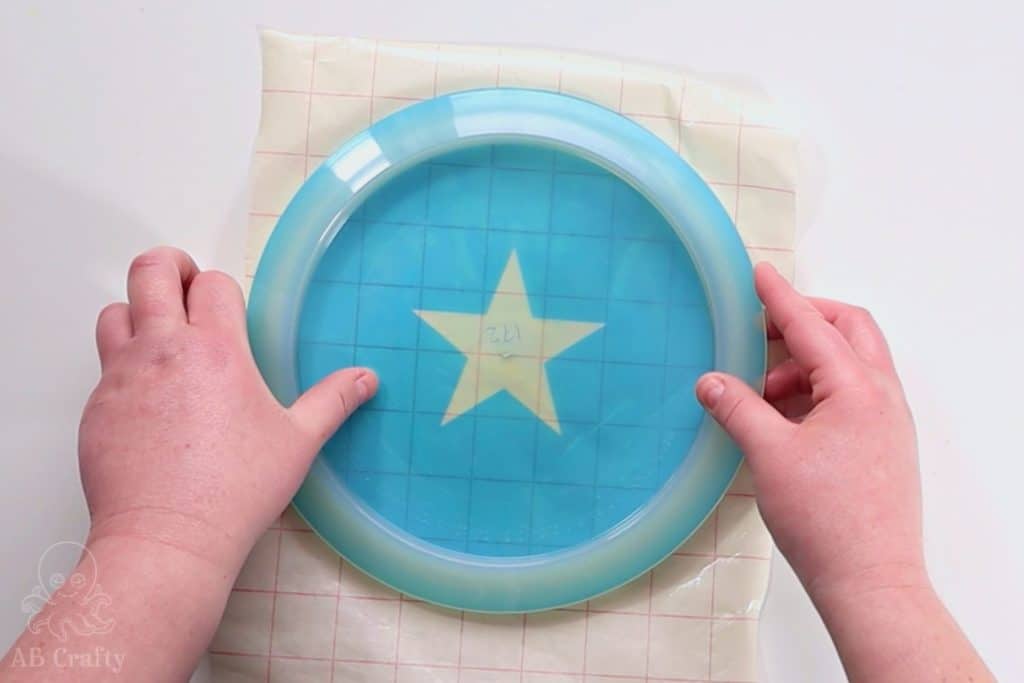 putting a star stencil onto a frisbee golf disc