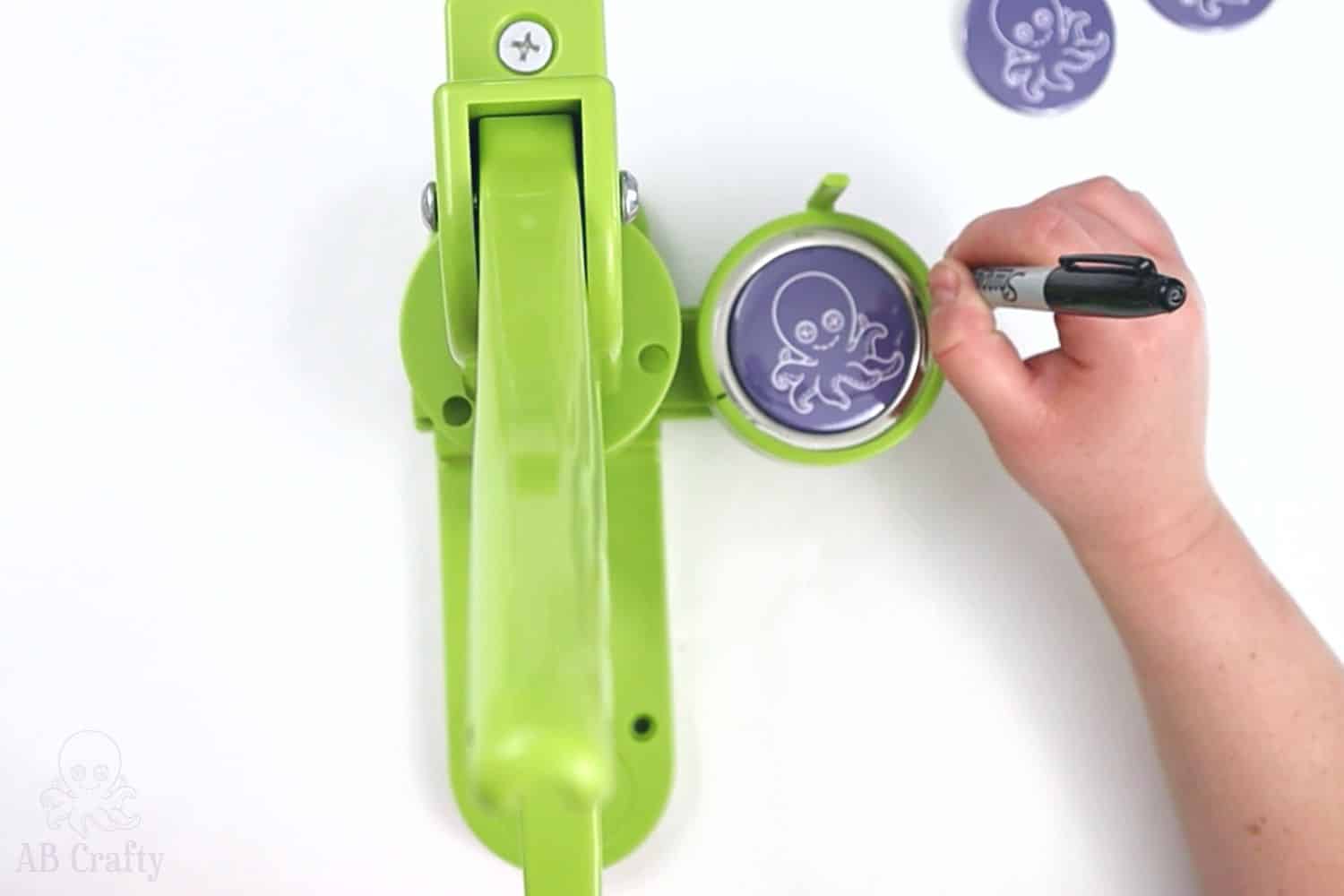 Button Maker Guide 2024 9+ Best Button Makers AB Crafty